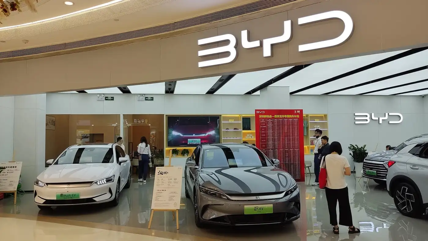 Salon automobile au centre commercial CoCo City, boulevard Longhua, Bao'an, Shenzhen, en mai 2023, avec un véhicule BYD