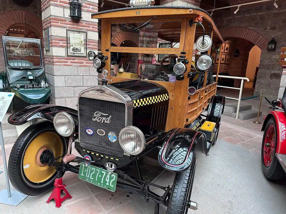 Voiture Ford exposée dans un musée à Ankara