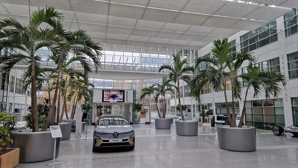 Entrée du bâtiment de l'Avancée au Technocentre Renault, à Guyancourt