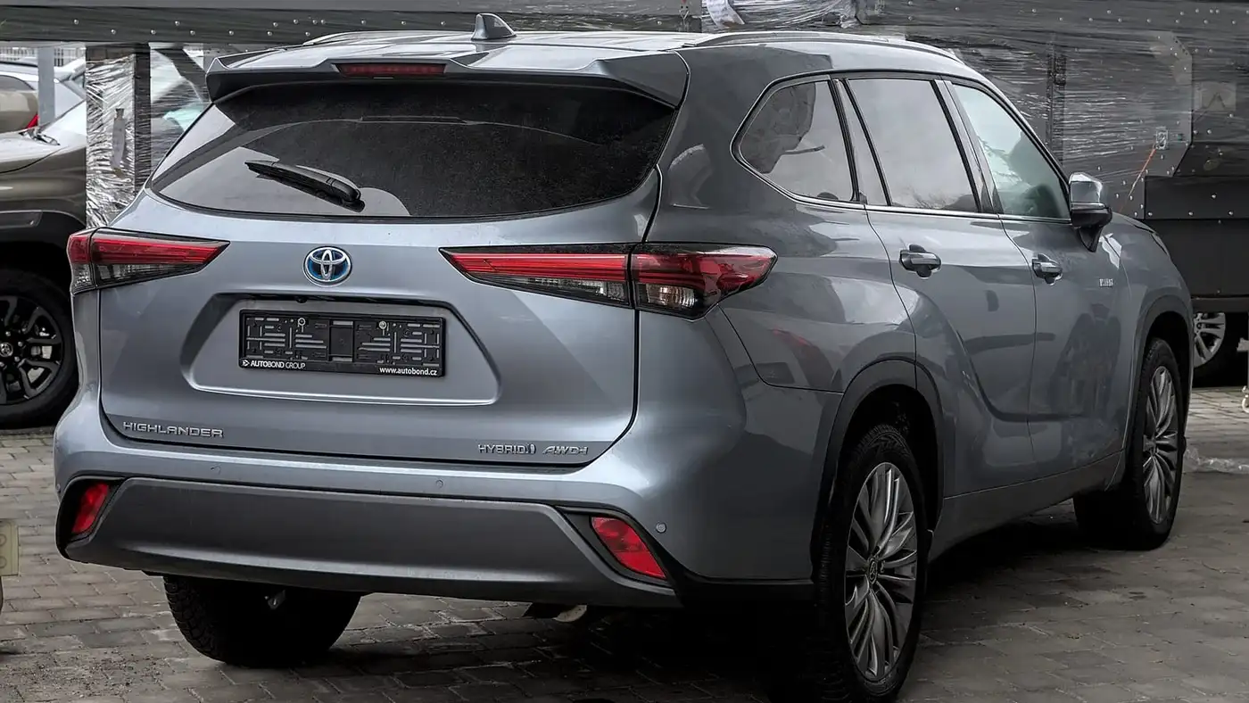 Toyota Highlander Hybrid (XU70) photographié à Esslingen